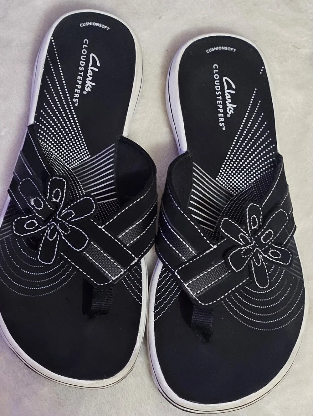 Clarks Black Floral Strap Cloudsteppers Sandals w/ Flower Detail EUC Sz 10